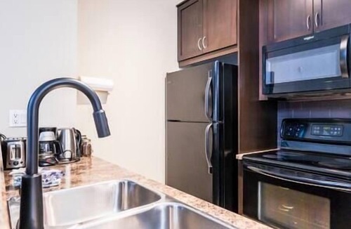 West Fernie Apartment | Penthouse Studio/New Queen Bed/Balcony