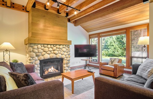 Whistler House | Perfect 4 bedroom, 3 bathroom home with a private hot tub | Montebello | Minutes from the village