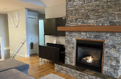 Campbell River House | Perfect family home close to Mt Washington Ski Hill and one block to the Ocean!