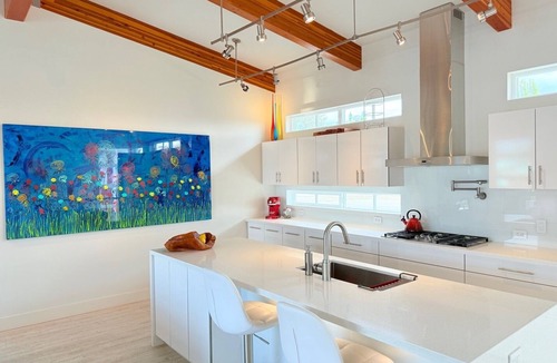 Lower Lonsdale Boat Rental | Perfect MAJOR INTERNATIONAL SPORTING EVENT location without the downtown chaos.