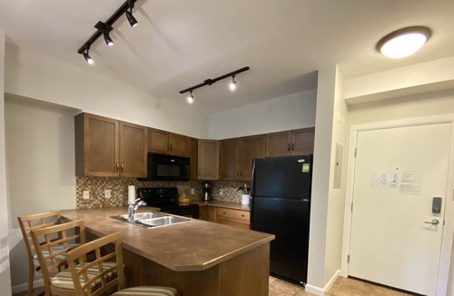 South Pandosy Condo | Perfect for families - 2 Bedroom with den, Ground floor walks out to grassy area