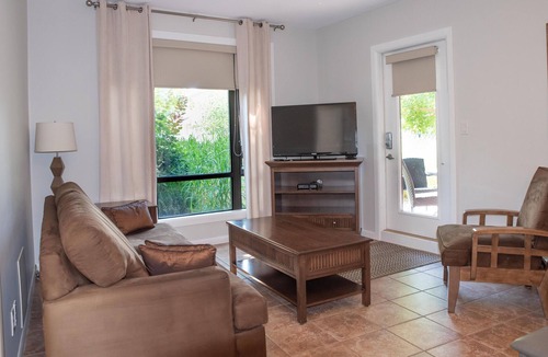 South Pandosy Condo | Perfect for families - 2 Bedroom with den, Ground floor walks out to grassy area
