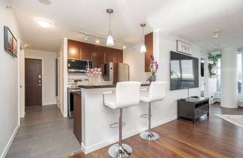 Chinatown Apartment | Perfect Vancouver Getaway | Central 2BR/2BA+Sofa Bed