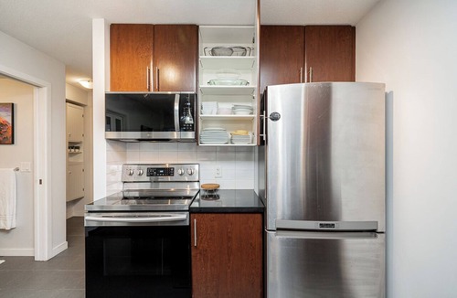 Chinatown Apartment | Perfect Vancouver Getaway | Central 2BR/2BA+Sofa Bed