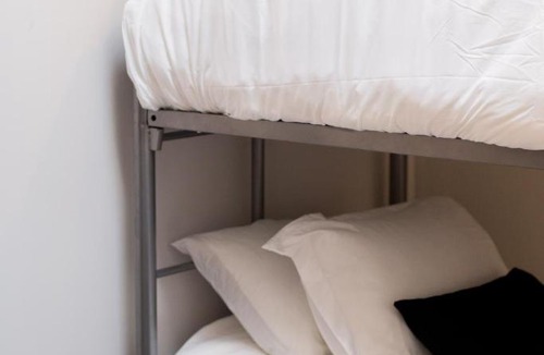 Mile End Apartment | Perfectly Located Mile End 2 Bdr Unit by Den Stays