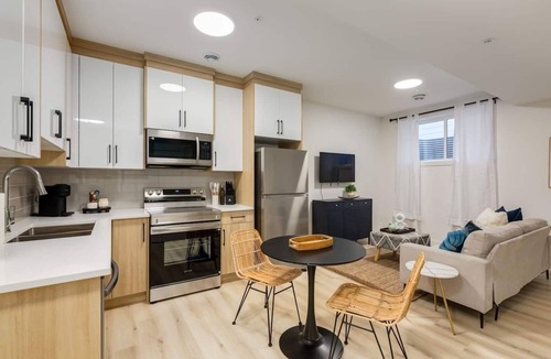 Shaganappi House | "Periwinkle" 1 Bdrm-Close to DT & C-Train!
