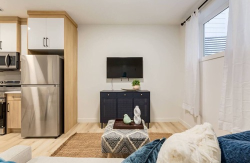 Shaganappi House | "Periwinkle" 1 Bdrm-Close to DT & C-Train!