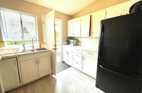 South Surrey House | Pet-Friendly 3-Bdr Upper Suite near White Rock – Spacious & Modern!