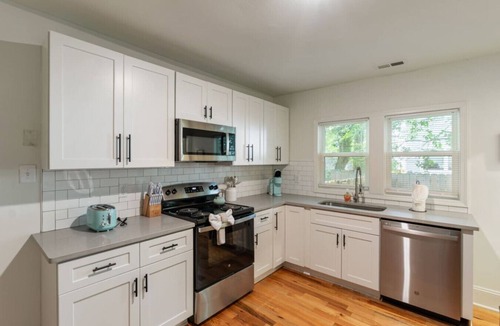 Downtown House | Pet Friendly Bart Street Aerie