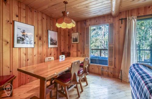Panorama House | Pet-Friendly Original Ski Cabin by StayIn
