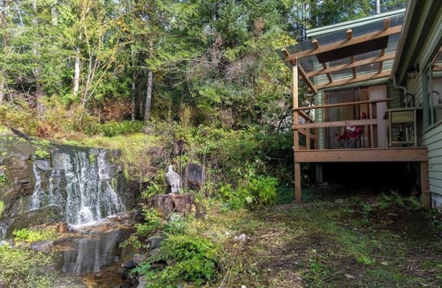 Madeira Park House | Picturesque and Comfy Escape with Waterfall View