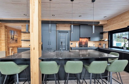 Courtenay House | Pine log home at Mount Washington Ski Resort