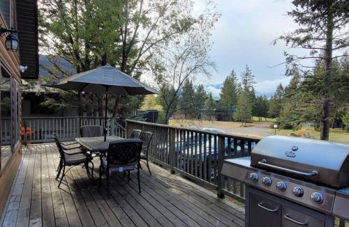 Radium Hot Springs Apartment | Pine Cone Cabin by StayIn