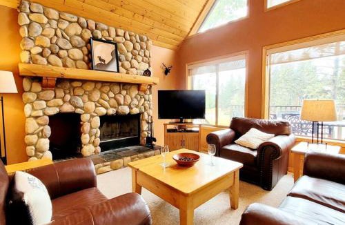 Radium Hot Springs Apartment | Pine Cone Cabin by StayIn