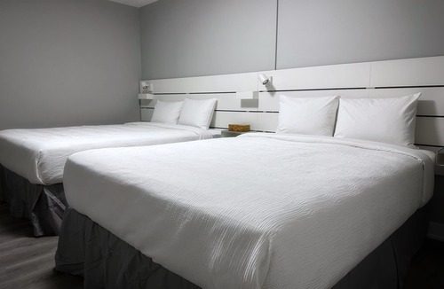 Gravenhurst Hotel | Pinedale Inn