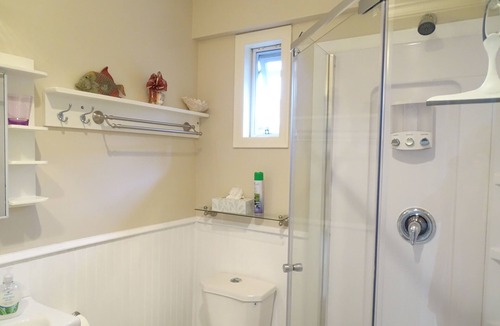 Sidney Cottage | Pinetree Cottage a home away from home
