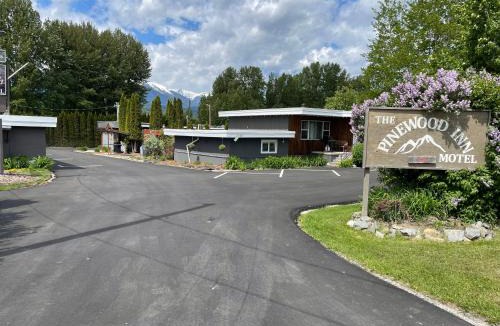Golden Hotel | Pinewood Inn