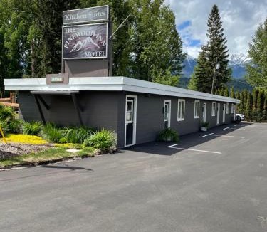 Golden Hotel | Pinewood Inn