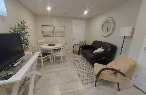 Central Okanagan Cottage | Pixie Bay Cottage - Peaceful Semi-Lakeshore Retreat Near Wineries & Beaches