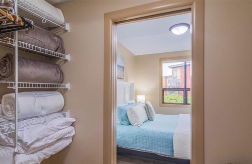 South Pandosy Condo | Playa del Sol Beach Themed Getaway! w/pool and lake view