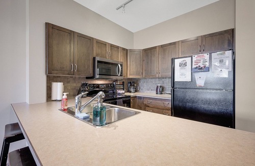 South Pandosy Hotel | Playa Del Sol Retreat 550 | Pool + Hot Tub | Sleeps 6