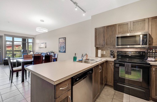 South Pandosy Hotel | Playa Del Sol Retreat 550 | Pool + Hot Tub | Sleeps 6