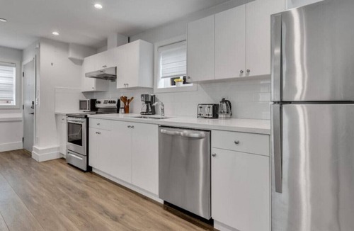 Sunset House | Pleasant 1-Bedroom Laneway Home