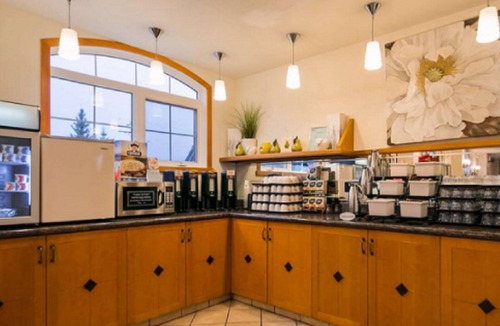 Canmore Hotel | Pocaterra Inn and Waterslide