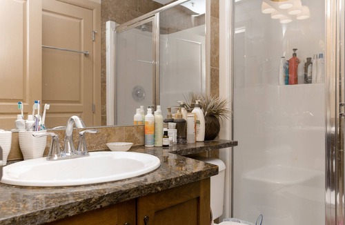 South Pandosy House | Pool Deck - Playa Del Sol, 2 Bd 2 Bath