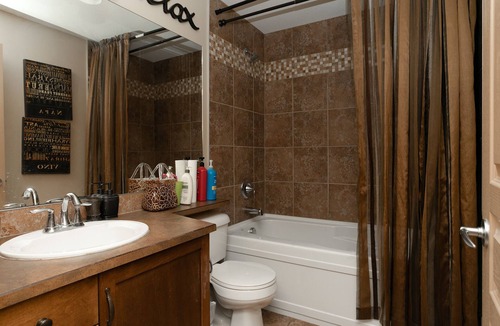 South Pandosy House | Pool Deck - Playa Del Sol, 2 Bd 2 Bath