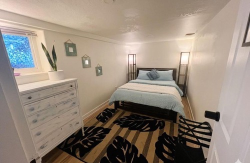 Saanich East Apartment | Poolside Hideaway Heated Pool All Year Ideal for Groups Sleeps 6 plus