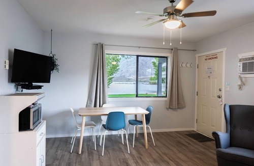 Osoyoos Hotel | Poplars Motel on the lake