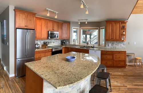 Silver Star Mountain Ski Chalet | Popular Ski Chalet with Gas Fireplace & Hot Tub backing onto Alpine chairlift