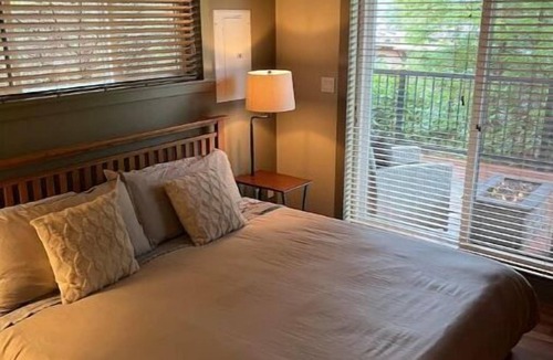 Port Renfrew Cabin | Port Place Cabin and Bunkhouse on an overlooking Bluff