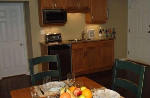 Revelstoke Bed & Breakfast | Powder Pillow B&B - 1 Bedroom Suite
