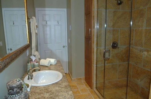 Revelstoke Bed & Breakfast | Powder Pillow B&B - 1 Bedroom Suite