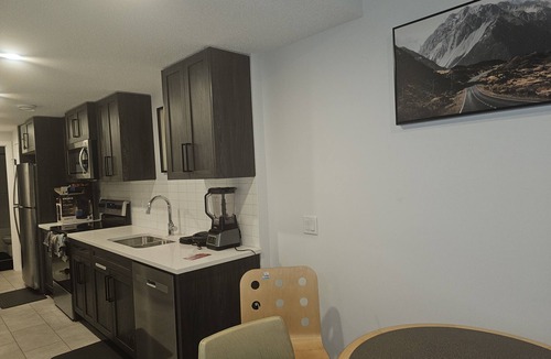 Sage Hill House | Praise bethel -Homely walkout suite in YYC