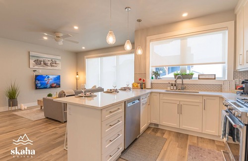 Okanagan-Similkameen Condo | Premier Vacation Home steps to Skaha Lake