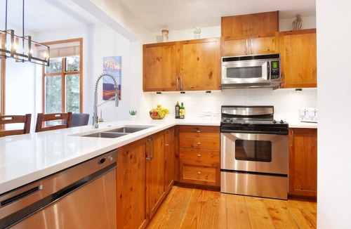 Village North Villa | Premium 2BR Townhome- HotTub,Pool, Free parking,AC