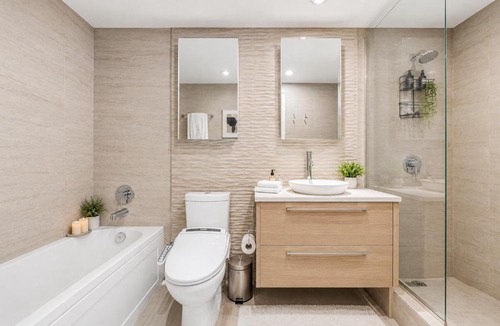 Gastown Apartment | Premium 2BR Walk to Canada Place and Seawall