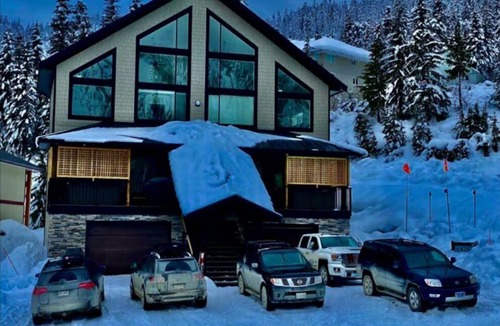 Hemlock Valley Ski Chalet | Premium Chalet w/Hot Tub, Steam Shower, GENERATOR, 6BR 4BA Ski in Ski out