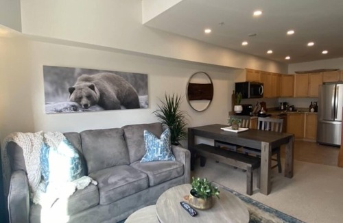 Canmore Condo | Premium MTViews! Alpine Loft Penthouse/Walkable Location/Parking/3 Hot Tubs/Pool