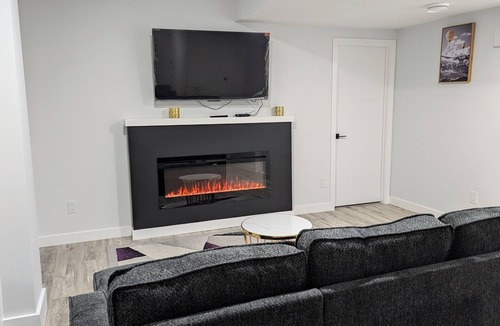 Southwest Edmonton House | President's Choice: Spacious 1-Bedroom Basement Suite with Fireplace