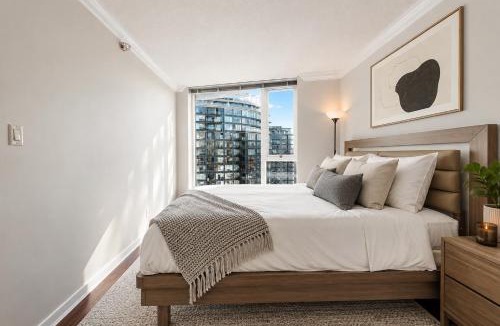 Crosstown Apartment | Prime 2BR Vancouver Stay beside Stadium-Chinatown Station