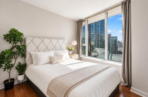 Crosstown Apartment | Prime 2BR Vancouver Stay beside Stadium-Chinatown Station