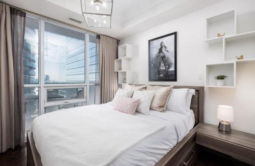 Downtown Toronto House | Pristine Modern 2BR Condo Private BBQ and Balcony