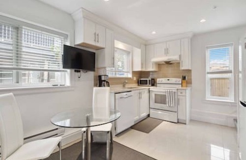 East Side House | Private 1BR Laneway Home!