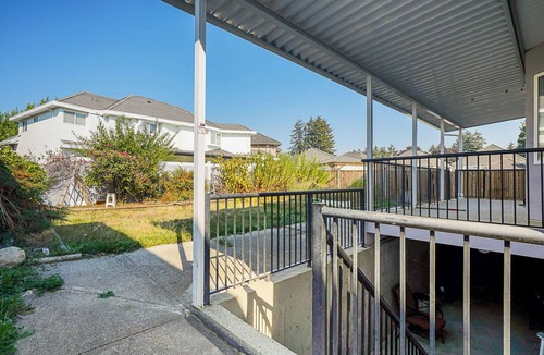 Surrey Newton Apartment | Private 1BR near KPU, SMH, Transit, shops including wifi/parking/workspace!