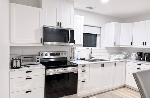 Whitehorse House | Private 1BR Suite in Whistlebend | Kitchen, Laundry, Parking & 1 Gigabit WiFi