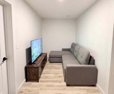 Whitehorse Apartment | Private 1BR Suite with Kitchen, Laundry, Parking & 1 Gigabit Internet